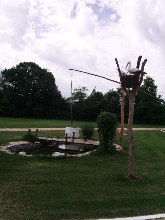 Sakaltanya Soeroezo- Borozo Pihenohaz Vének Exterior foto