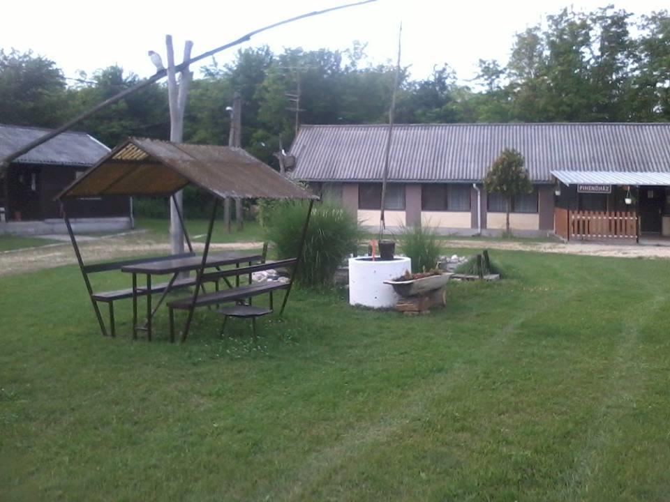Sakaltanya Soeroezo- Borozo Pihenohaz Vének Exterior foto
